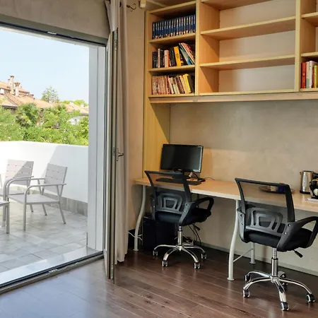 Theglasshouse Lido Apartment