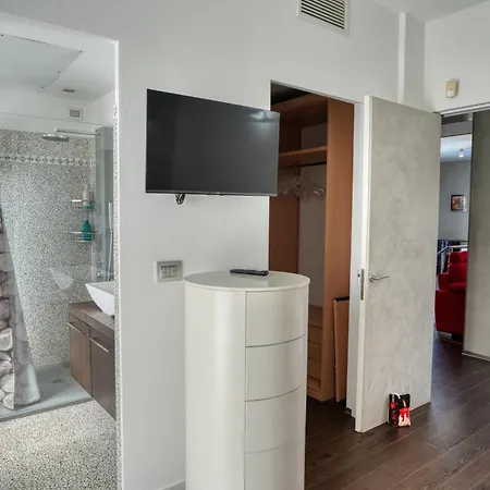 Theglasshouse Lido Apartment