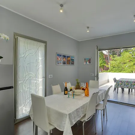 Theglasshouse Lido Apartment